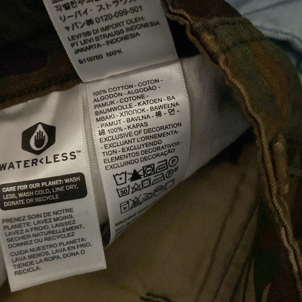 Levi's Mid-Rise '94 Baggy Cargo
Wide Leg Jeans - Green Emily Camo NWT - Picture 9 of 9